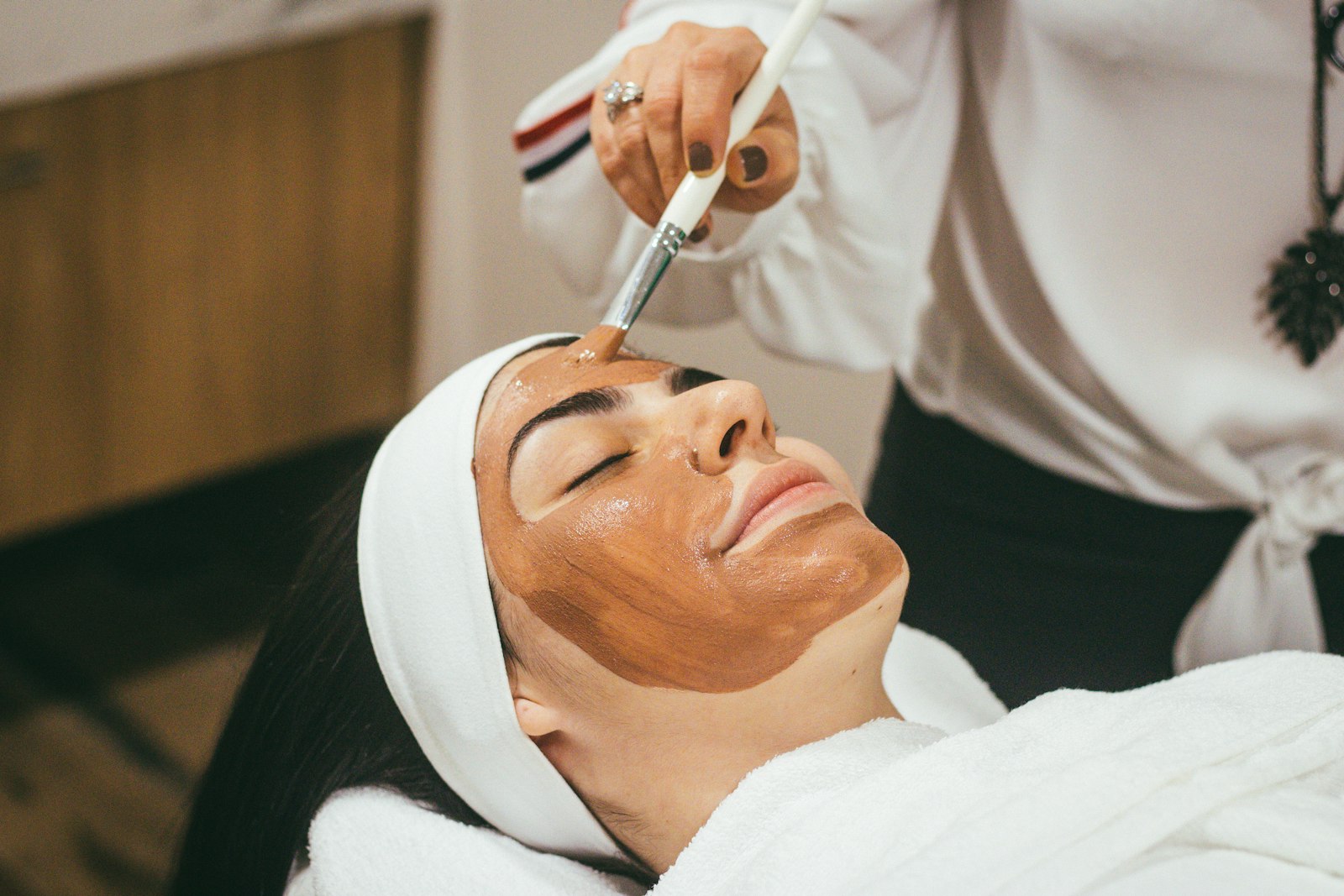Gesichtsbehandlung mit Pflegemaske bei Beauty Trend